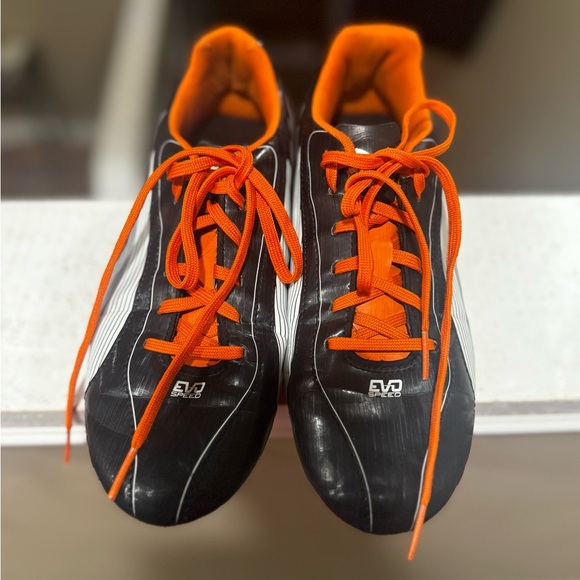 Puma evoSPEED Black and Orange football Cleats - Picture 4 of 7